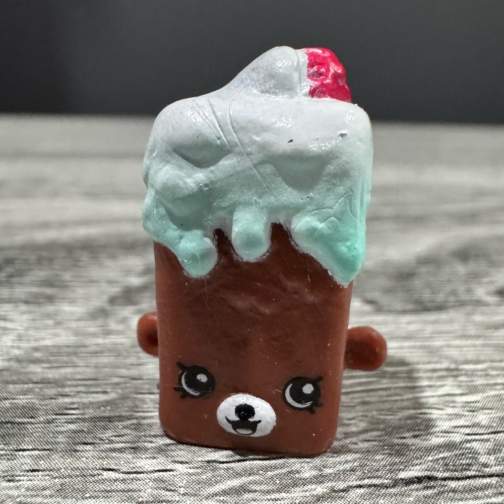 Shopkins | Bakery: Brown & White Brittney Brownie (5-065) - Mini Figure